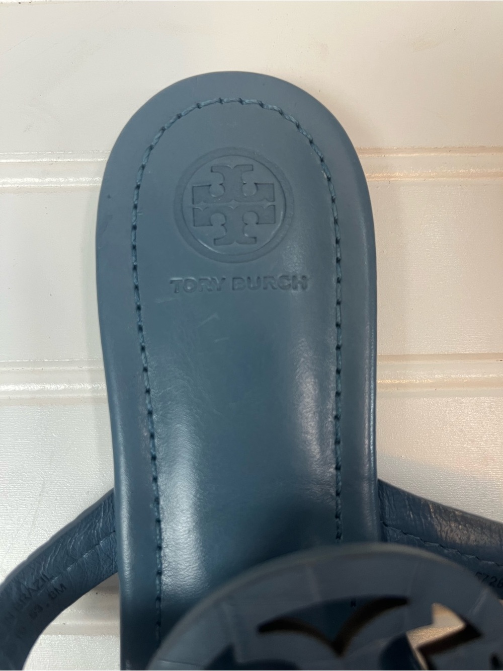 Tory Burch Miller Sandals Blue Croc Embossed Leather Logo Thong Size 8M - Picture 3 of 5